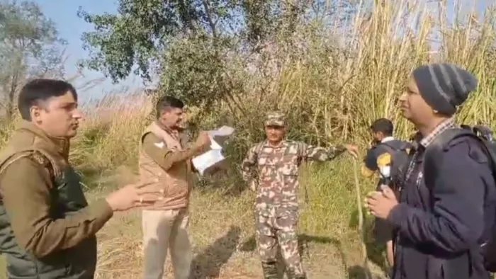 नेपाल के अधिकारियों से बातचीत करते रमनगरा चौकी प्रभारी प्रदुमन चौधरी। स्रोत ग्रामीण