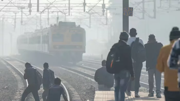शीतलहर ने दिल्ली-यूपी में बढ़ाई ठंड, कश्मीर में जमने लगी डल झील (फोटो-पीटीआई)