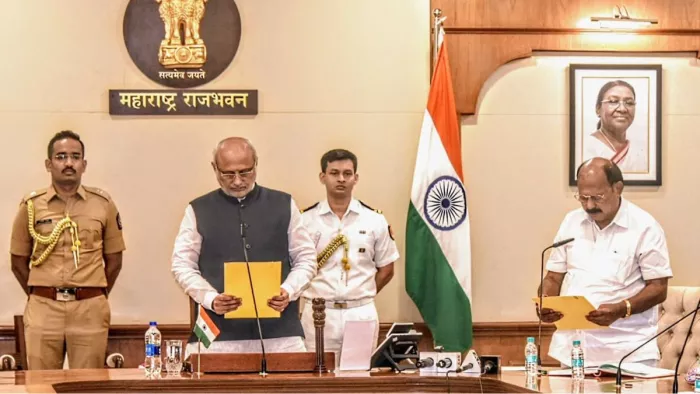 राज्यपाल ने कालिदास कोलंबकर को प्रोटेम स्पीकर की दिलाई शपथ (फोटो: पीटीआई)