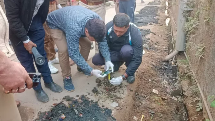 Sambhal News: नाली में मिले कारतूस की छानबीन करती टीम। फाइल फोटो।