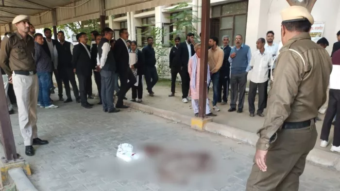 काेर्ट परिसर में घटना स्थल का मुआयना करते पुलिस कर्मचारी। जागरण