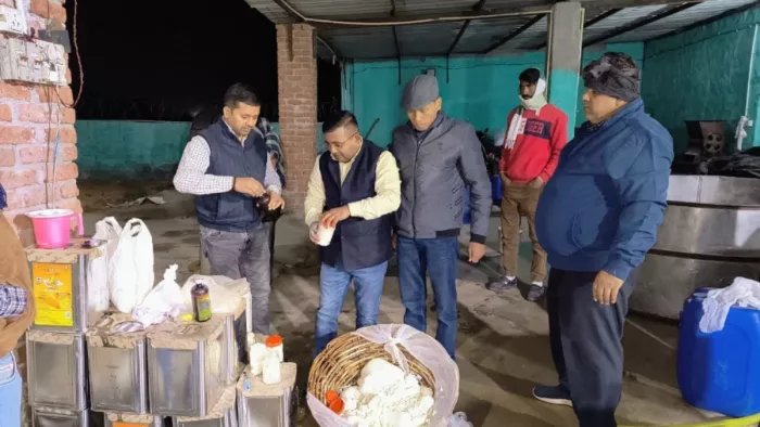 नकली दूध की फैक्ट्री पर खाद्य सुरक्षा एवं औषधि प्रशासन एवं प्रशासन की टीम ने की संयुक्त कार्रवाई। जागरण