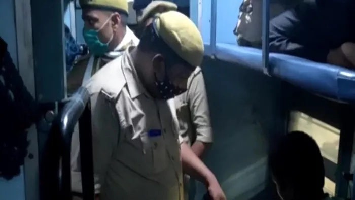 हटिया में ट्रेन में पुलिस ने की जांच (सांकेतिक ANI फोटो)