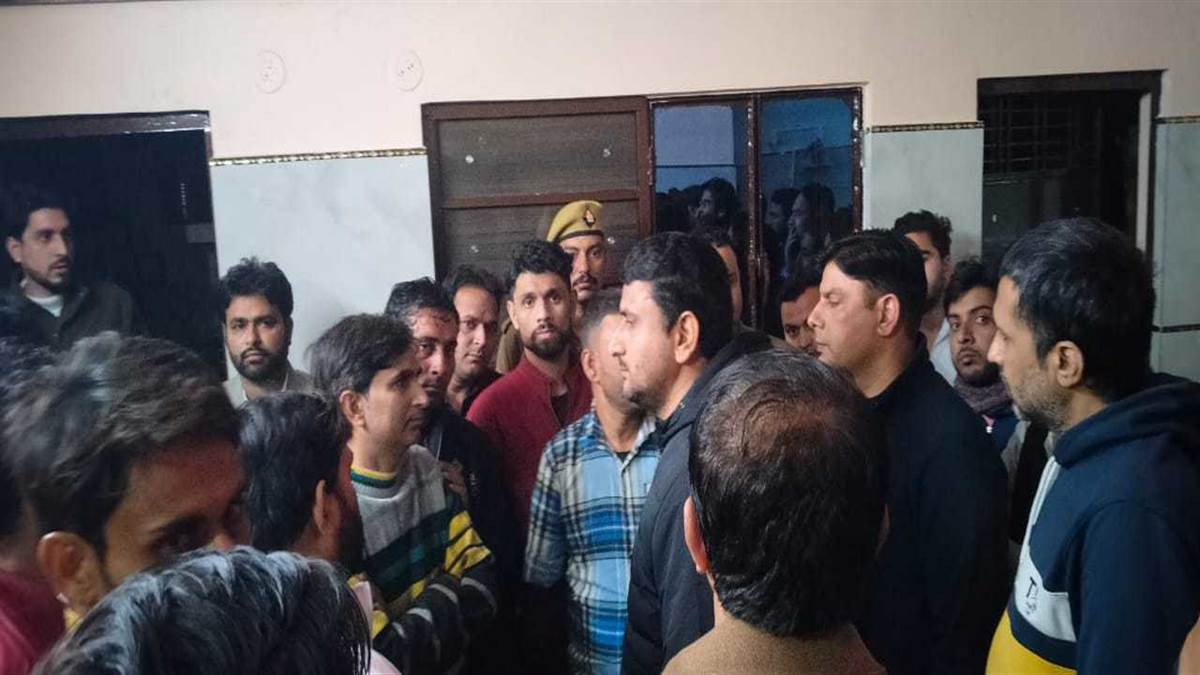 in khatauli helmetwearing criminals looted rs 55 lakh by taking a family hostage