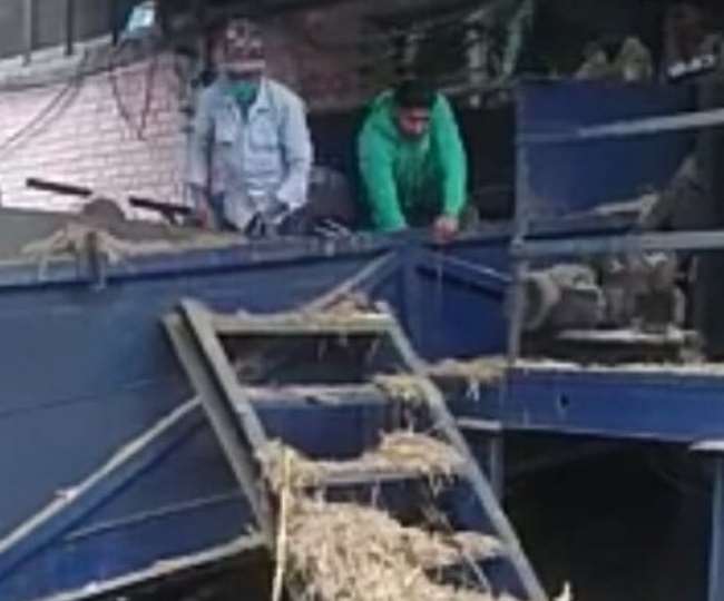 शुगर मिल में गन्ना लिफ्ट करने वाली चेन पर बच्चा गिरने की सूचना।