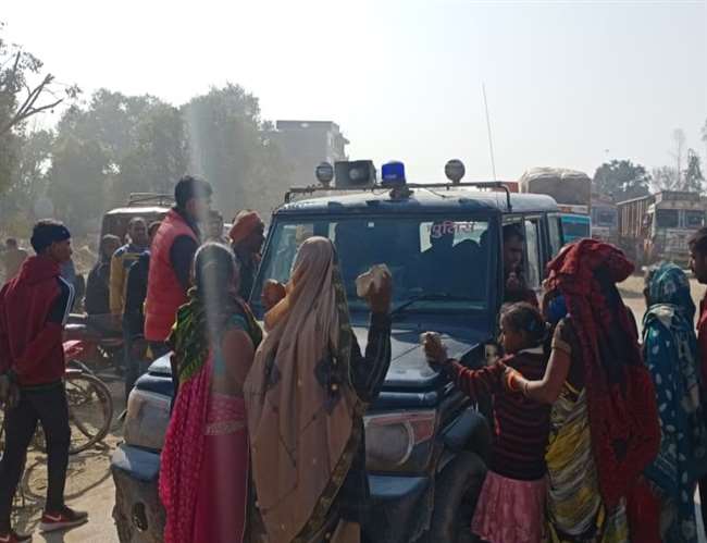 ghazipur death of middle aged in suspicious condition villagers jammed by accusing police