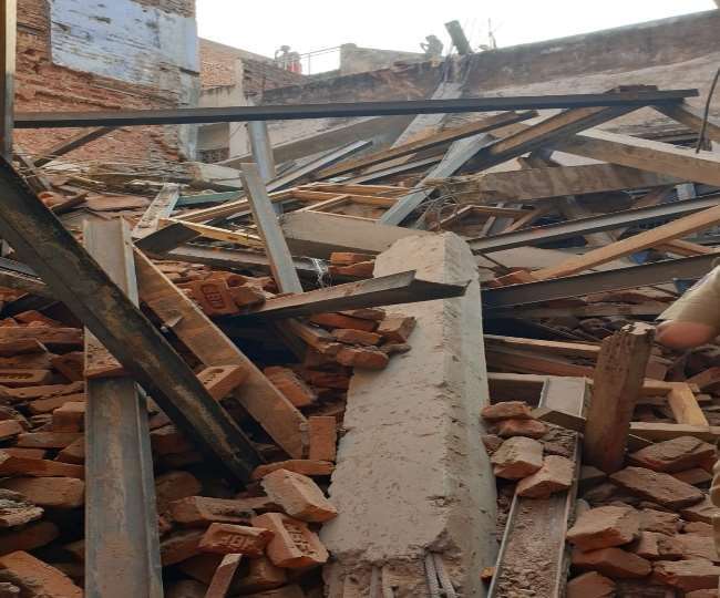 दिल्ली के बेगमपुर इलाके में इमारत ढहने से दबे कई लोग, 2 ने गंवाई जान (फोटो प्रतीकात्मक)