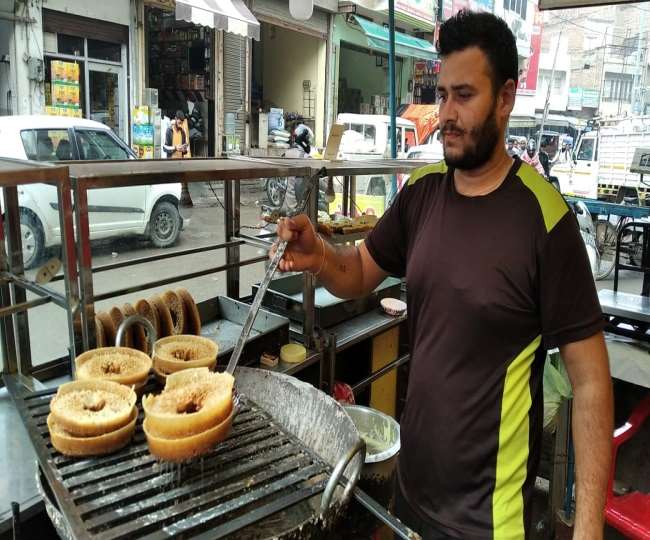 https://www.jagranimages.com/images/newimg/07012022/07_01_2022-ghevar_22360701.jpg