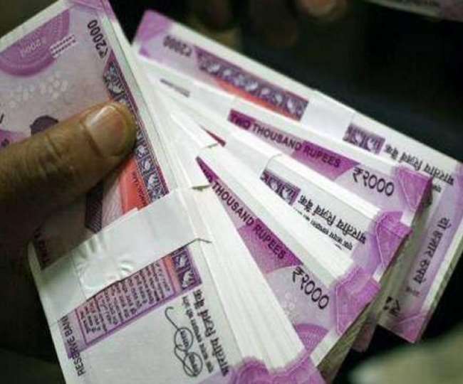 पुलिस टीम ने आटो में बैग में रखे 6000 यूरो यानि लगभग पांच लाख रुपये खोजकर पीड़िता को सौंप दिए।