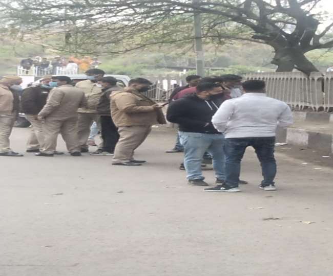 प्रारंभिक जांच में पुलिस का कहना है कि अभिषेक पर 20 आपराधिक मामले दर्ज हैं।