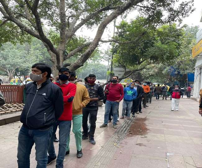 दिल्ली में वीकेंड कर्फ्यू ने पीने वालों को चिंता में डाला, शराब की दुकानों के बाहर लगी लाइनें