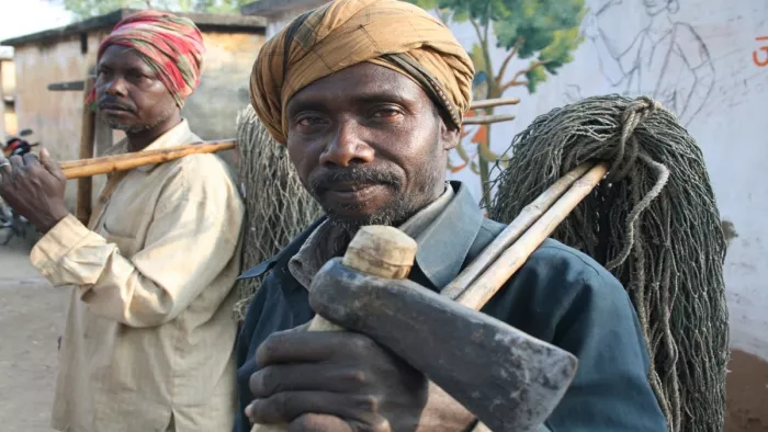जंगल से छाल लाते बिरहोर समाज के लोग