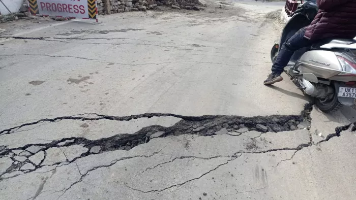 Badrinath Highway: अब बदरीनाथ हाईवे पर मंडराया खतरा
