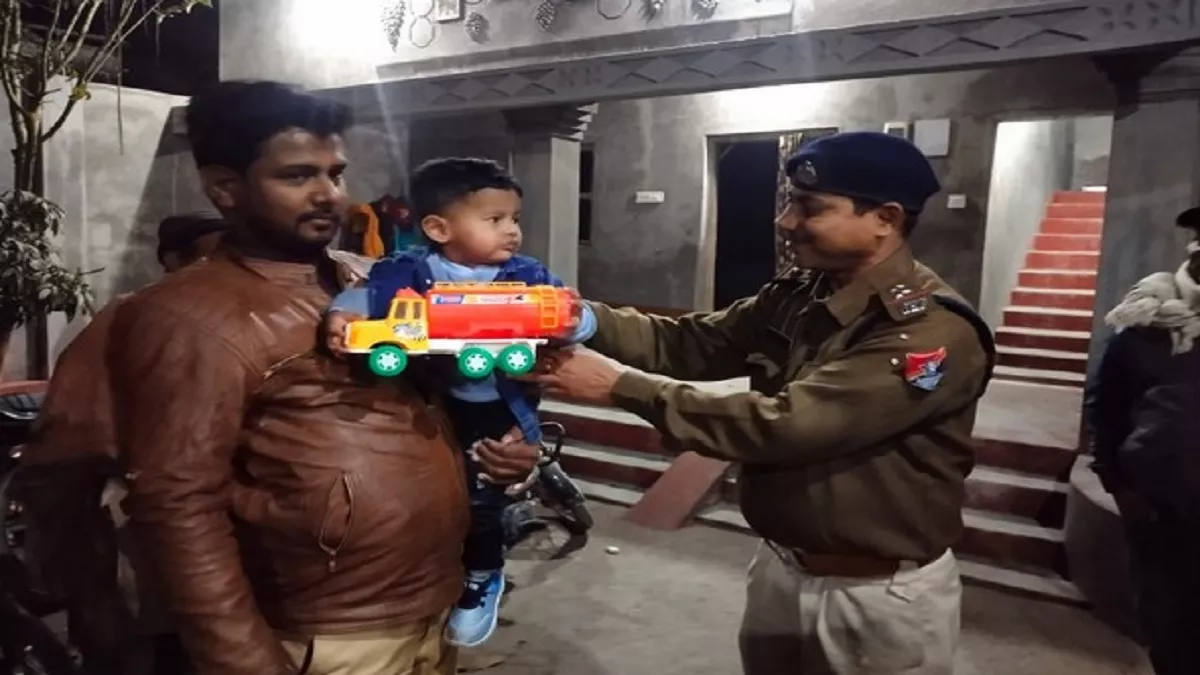 रेलवे ने लौटाई बच्चे के चेहरे की मुस्कान, ट्रेन में खोए खिलौने को लौटाने के लिए खंगाली रिजर्वेशन की पर्चियां