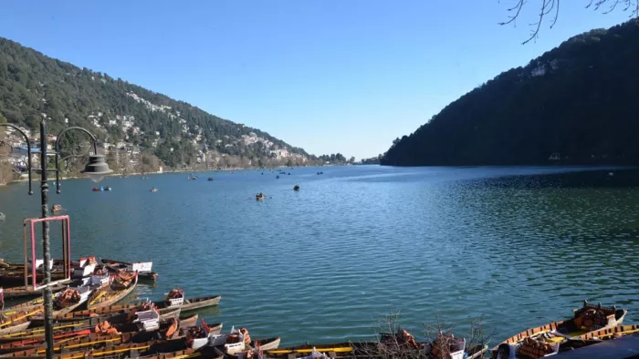 Joshimath: नैनीताल की पहाड़ियों व सड़कों पर दरारें भी खतरे का संकेत दे रही हैं।