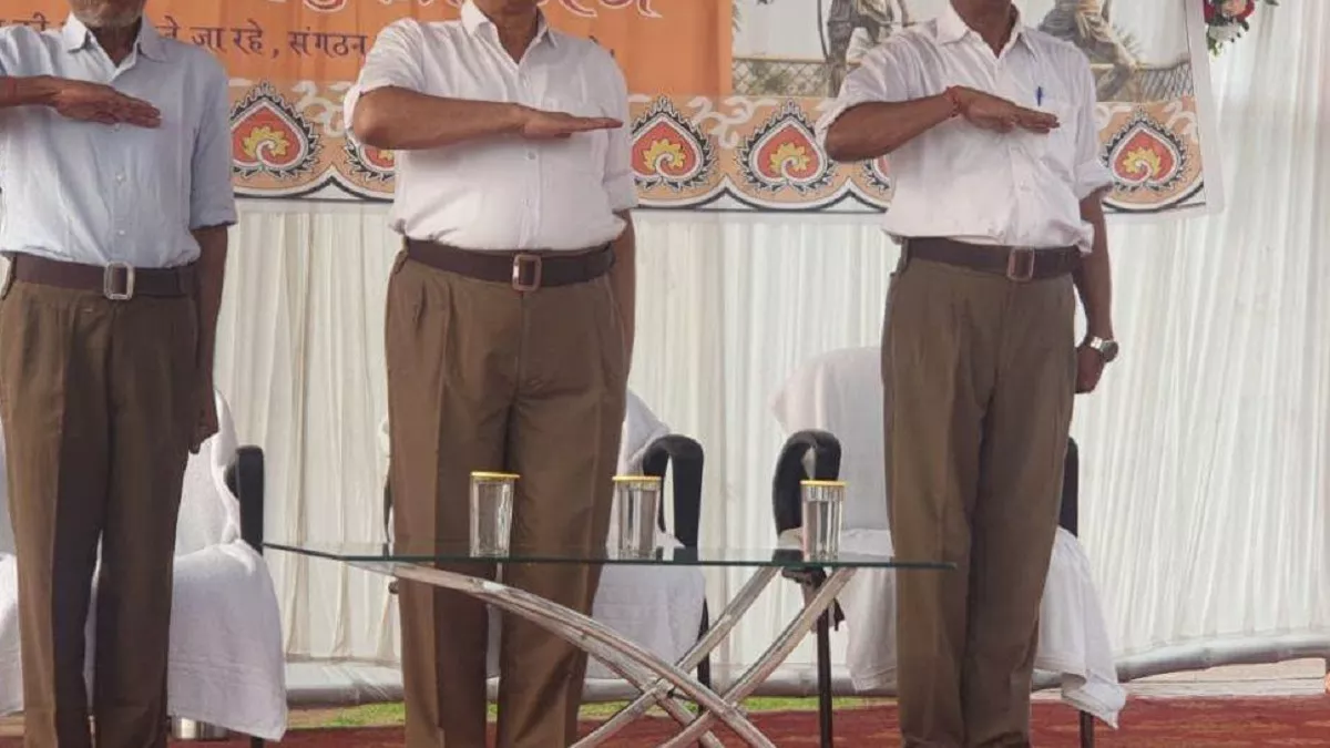 lecturers pose in RSS uniform in Karnataka