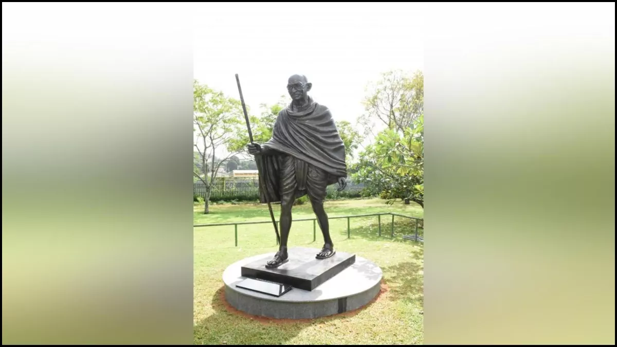 सेशेल्स में महात्मा गांधी की मूर्ति के साथ तोड़फोड़।