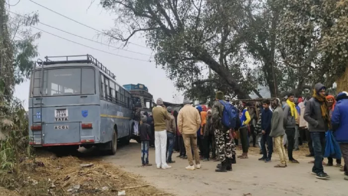 एसएसबी जवानों से भरी बस को विपरीत दिशा से आ रहे एक ट्रक ने ठोकर मार दी।