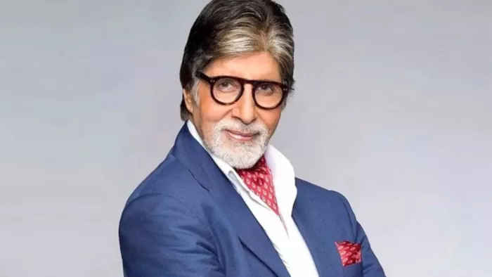पीएम मोदी के बाद अमिताभ बच्चन भी समुद्र के किनारे आए नजर