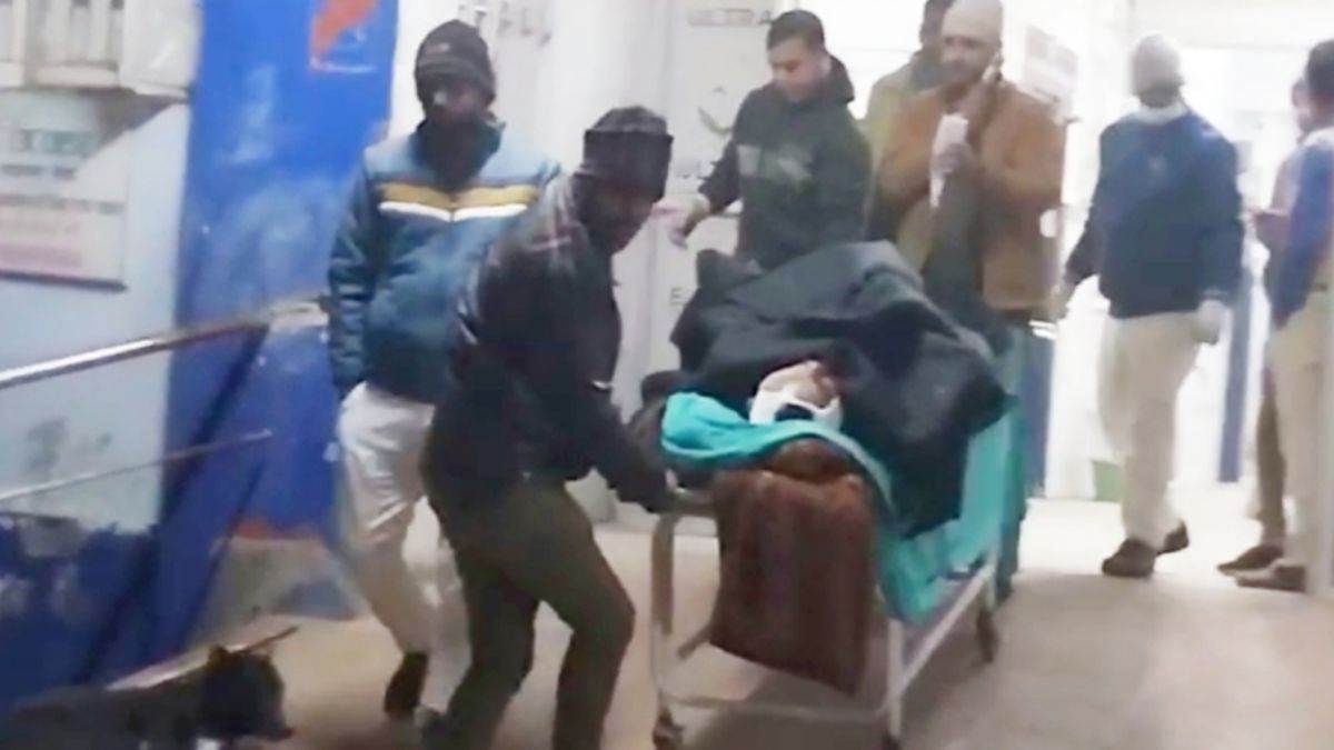 a dozen miscreants beat up a passenger in kurla express pulled him from train as soon as it reached buxar station youth injured in fatal attack