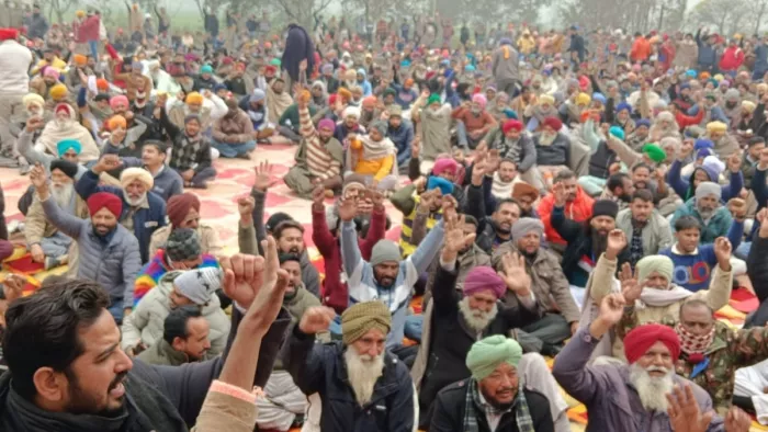 भवानीगढ़ में टोल प्लाजा कालाझाड़ पर धरने पर जुटे ट्रक मालिक व चालक