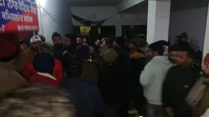 झड़प के दौरान थाने में मौजूद भाजपा नेता व कार्यकर्ता