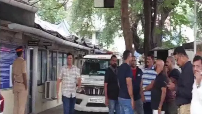 मुंबई ATS ने बोरीवली इलाके में एक गेस्ट हाउस में की छापेमारी (Image: ANI)