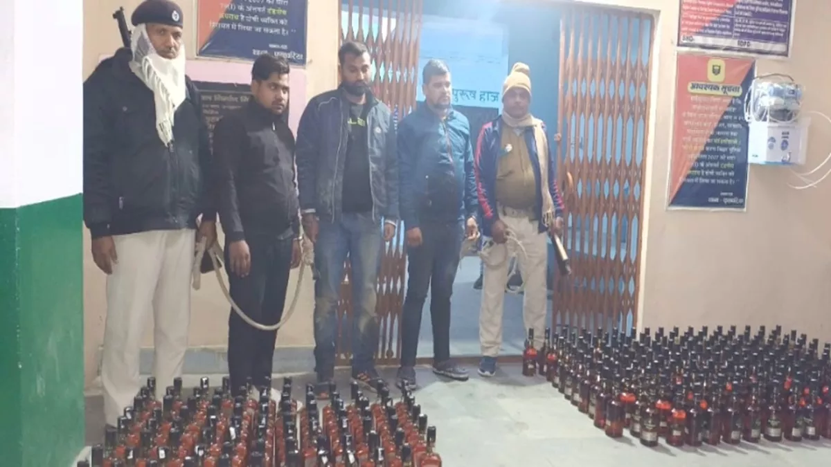 Bihar News: कार से 201 लीटर अंग्रेजी शराब जब्त, पुलिस ने फिल्मी स्टाइल में धर दबोचा, 300 से अधिक बोतल बरामद