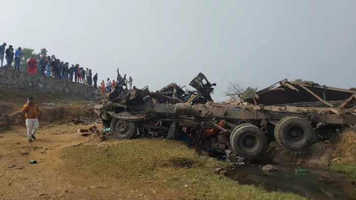 Jharkhand Road Accident : पुल के नीचे मुंह धो रहा था युवक, अचानक नीचे आ गिरा ट्रक