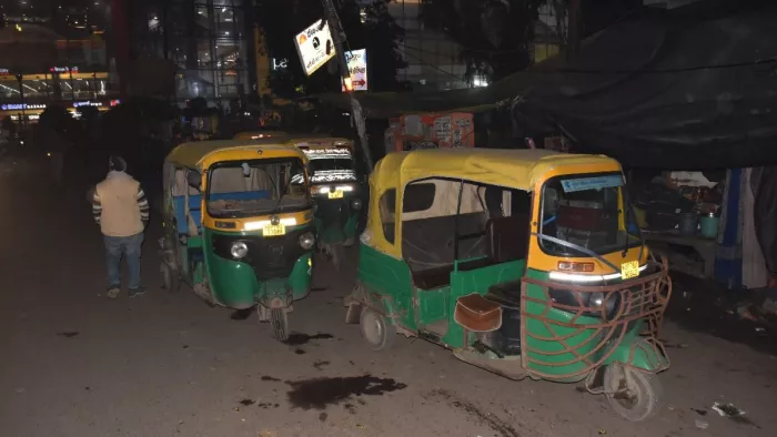 कैसे सुधरे व्यवस्था... यहां 50 से 200 रुपये में लगती है सड़कों की बोली