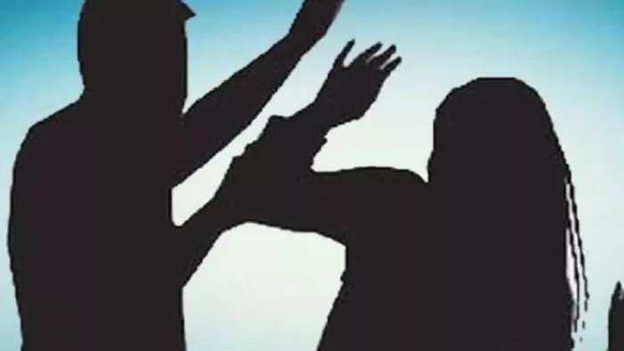 UP News: पत्नी से मारपीट कर रहे पति को अपहर्ता समझकर पीटा, दंपती भड़क गए; और कर दी उलटी पिटाई