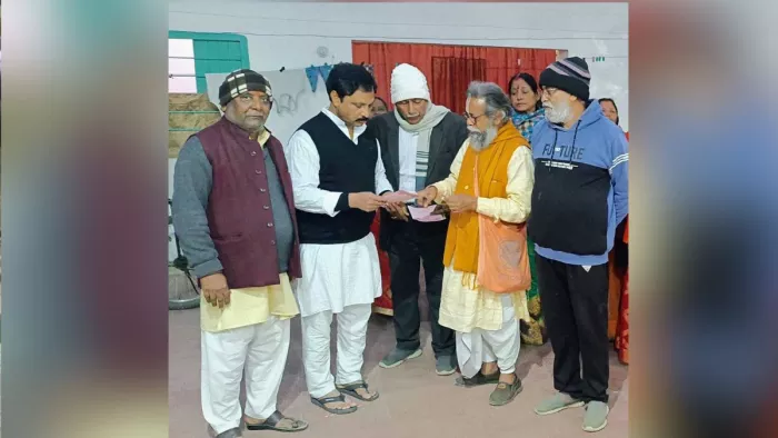 राम मंदिर प्राण प्रतिष्ठा को लेकर रांची में पूजित अक्षत वितरितक कर लोगों को निमंत्रण देते वीरेंद्र विमल। फोटो- जागरण