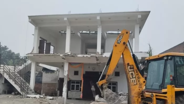 अखिलेश यादव के करीबी सपा नेता पर प्रशासन का शिकंजा