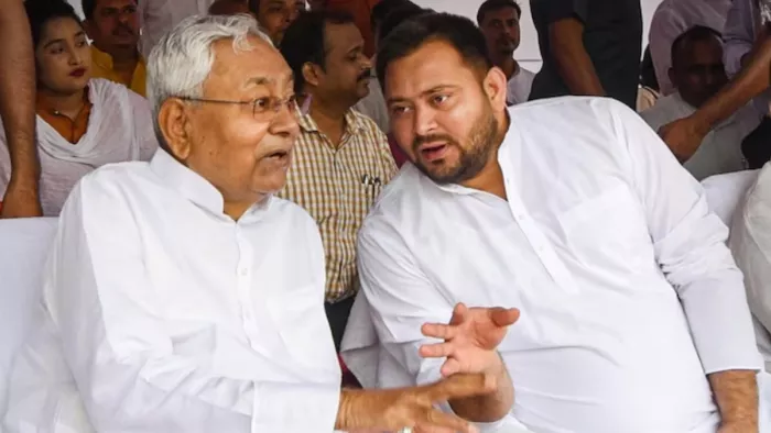 नीतीश कुमार के साथ तेजस्वी यादव। फाइल फोटो- PTI