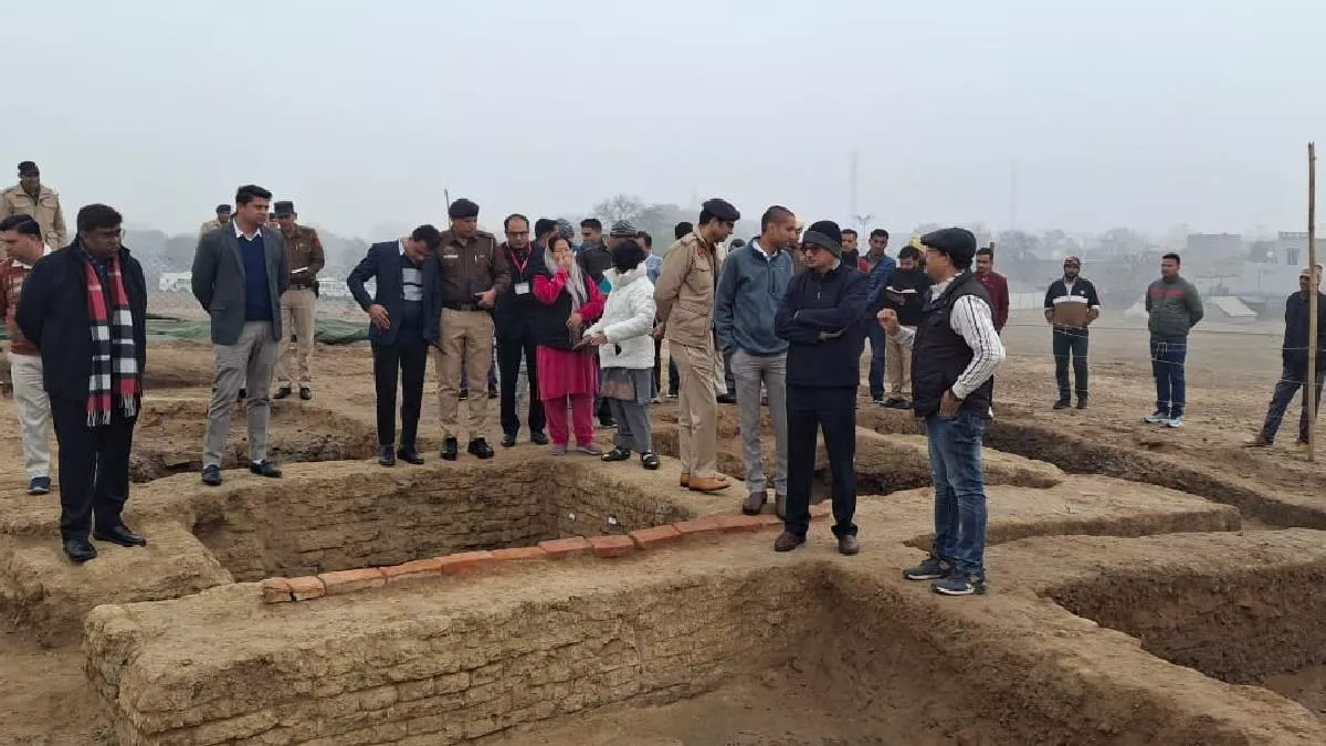 हरियाणा के मुख्य सचिव डॉ. विवेक जोशी ने किया राखीगढ़ी का दौरा, खुदाई में मिली अवशेषों को देख हो गए हैरान