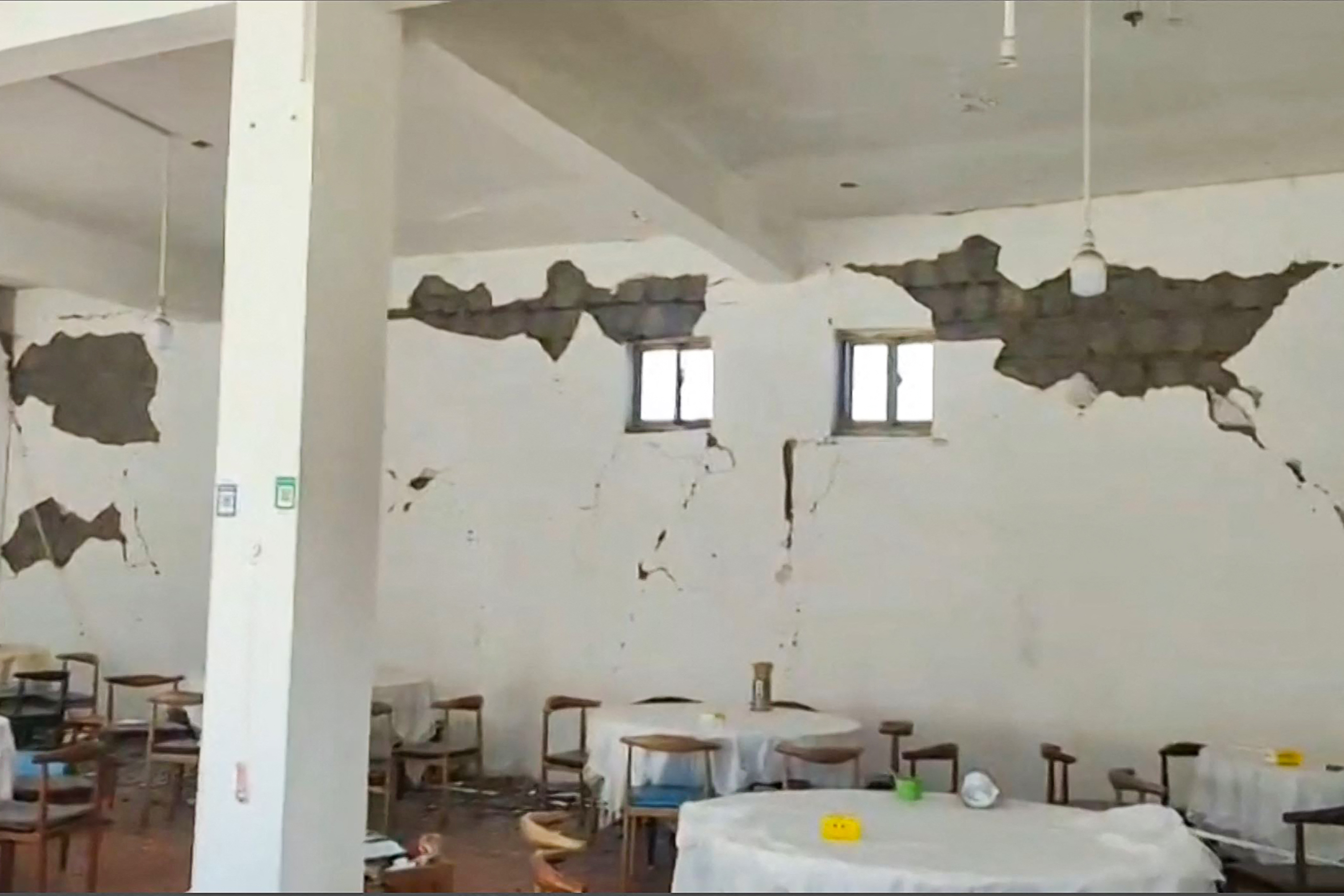 भूकंप के झटके से सहमे लोग