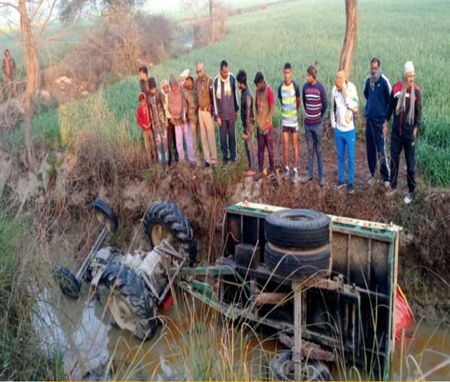 जौनपुर में अनियंत्रित ट्रैक्टर नाली में पलटा, रात भर ट्रैक्टर के नीचे