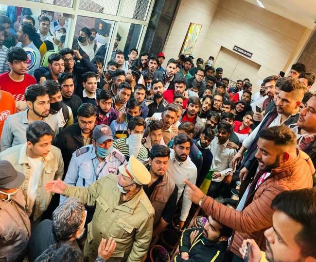 inso surrounded mdu vice chancellor office to solve problems of students