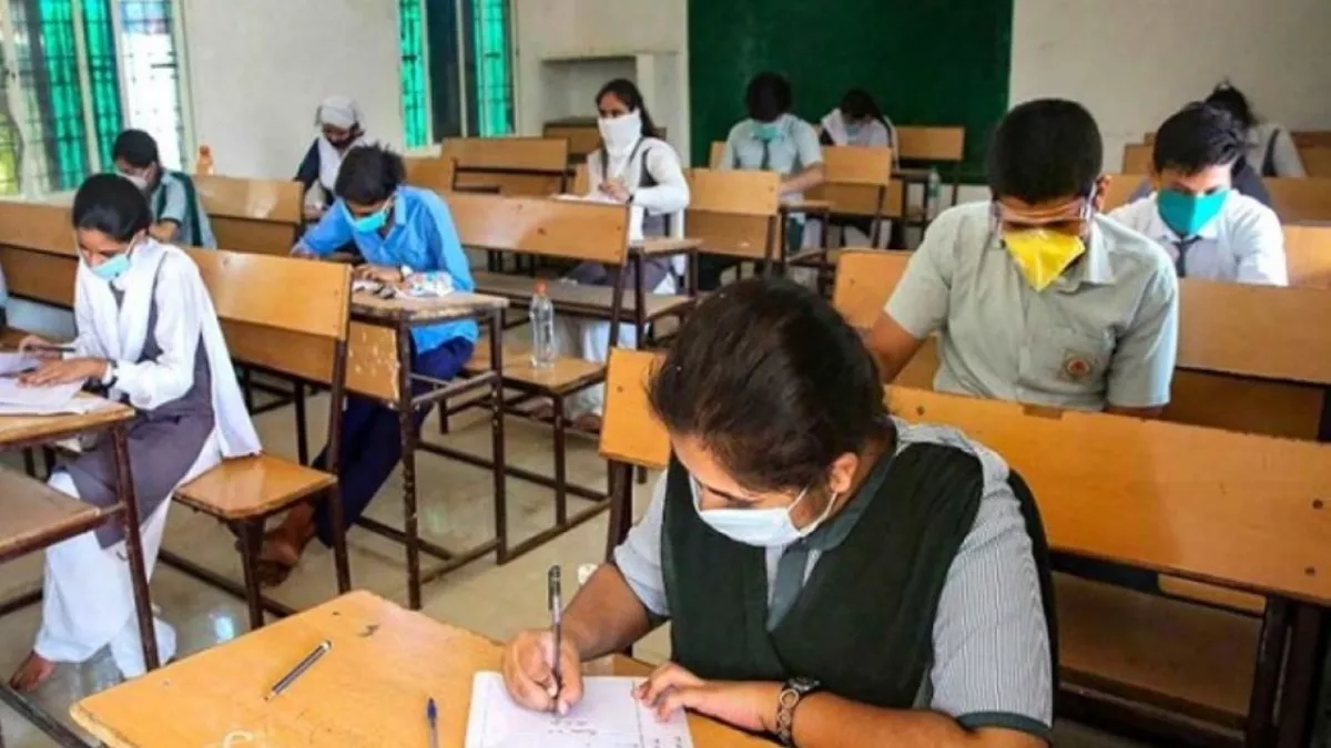 बंगाल में दसवीं की परीक्षा में नकल रोकने को मोबाइल ऐप के जरिए रखी जाएगी नजर।