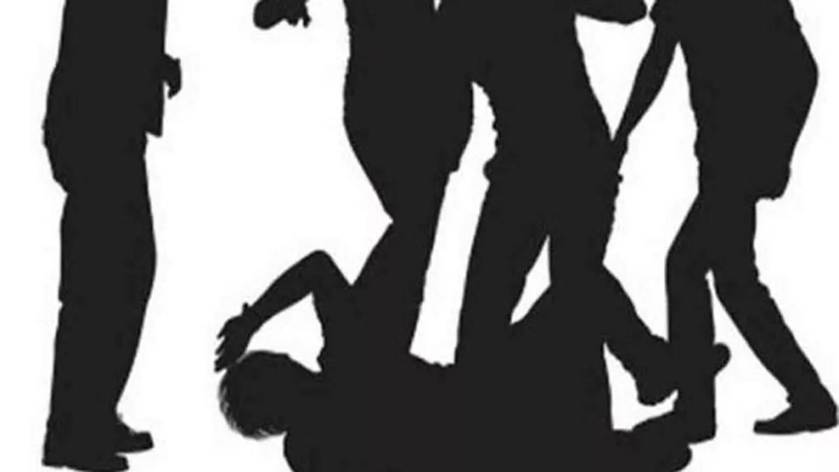 Fight in Birthday Party: केक लगाने से गुस्साए दोस्तों के बीच जमकर लात-घूंसे चले।