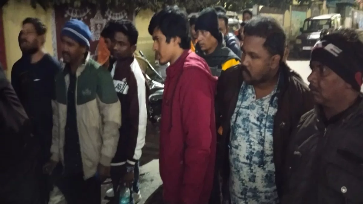 जली कार को देखता मैरुम कलर की जैकेट में जसवंत साथ में स्थानीय लोग