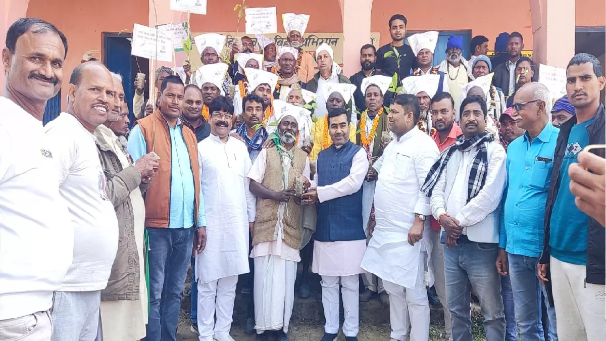 वजीरगंज से दिल्ली के लिए रवाना होते पदयात्रियों का जत्था