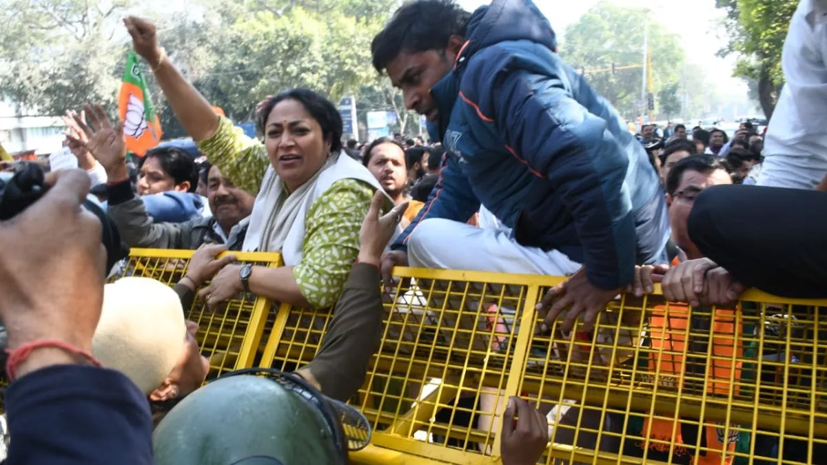 दिल्ली: AAP कार्यालय के बाहर भाजपा नेताओं का प्रदर्शन, कहा- मेयर मिलने तक जारी रहेगा संघर्ष