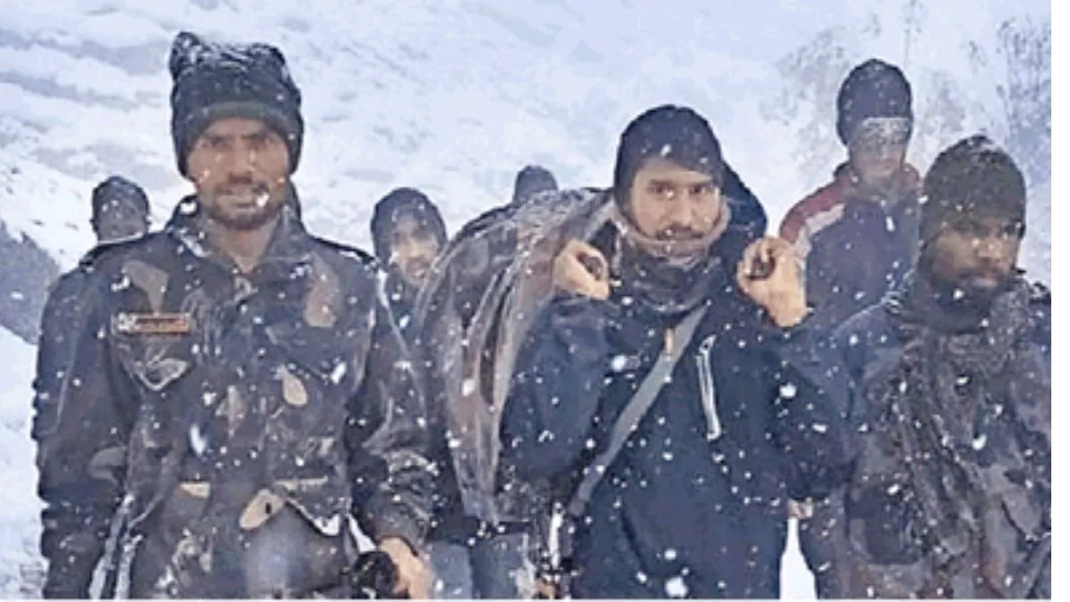 J&K Weather News: गुरेज में हिमस्खलन, कश्मीर में गुलमर्ग समेत ऊंचे पर्वतीय इलाकों में बर्फबारी, फिर बढ़ी ठंड
