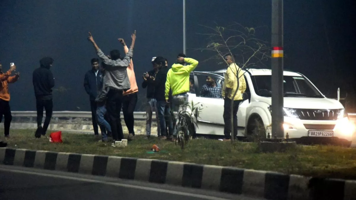 देर रात जेपी गंगा पथ पर युवा मना रहे जन्मदिन की पार्टी। छाया : अजीत कुमार।