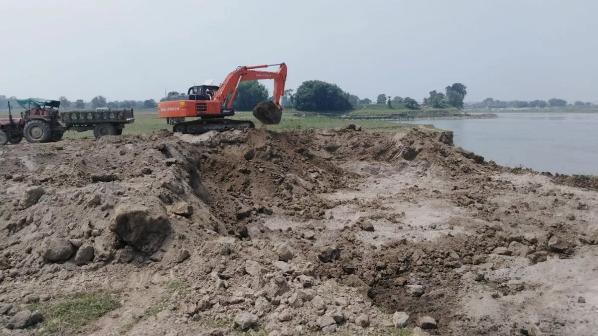 Bihar: कटिहार में जमकर हो रहा मिट्टी का अवैध खनन, ऊंचे दामों पर बंगाल के ईंट भट्ठों तक पहुंचाई जा रही खेप