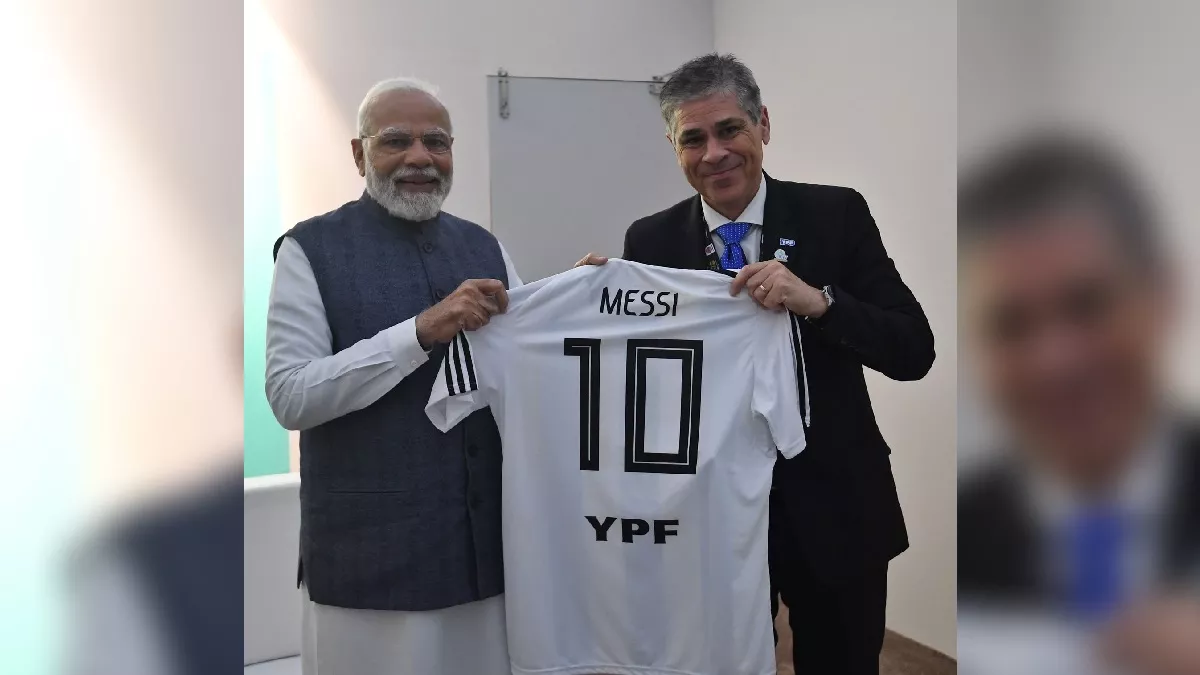 PM Modi को गिफ्ट में मिली लियोनेल मेसी की फुटबॉल जर्सी, YPF अध्यक्ष दी भेंट