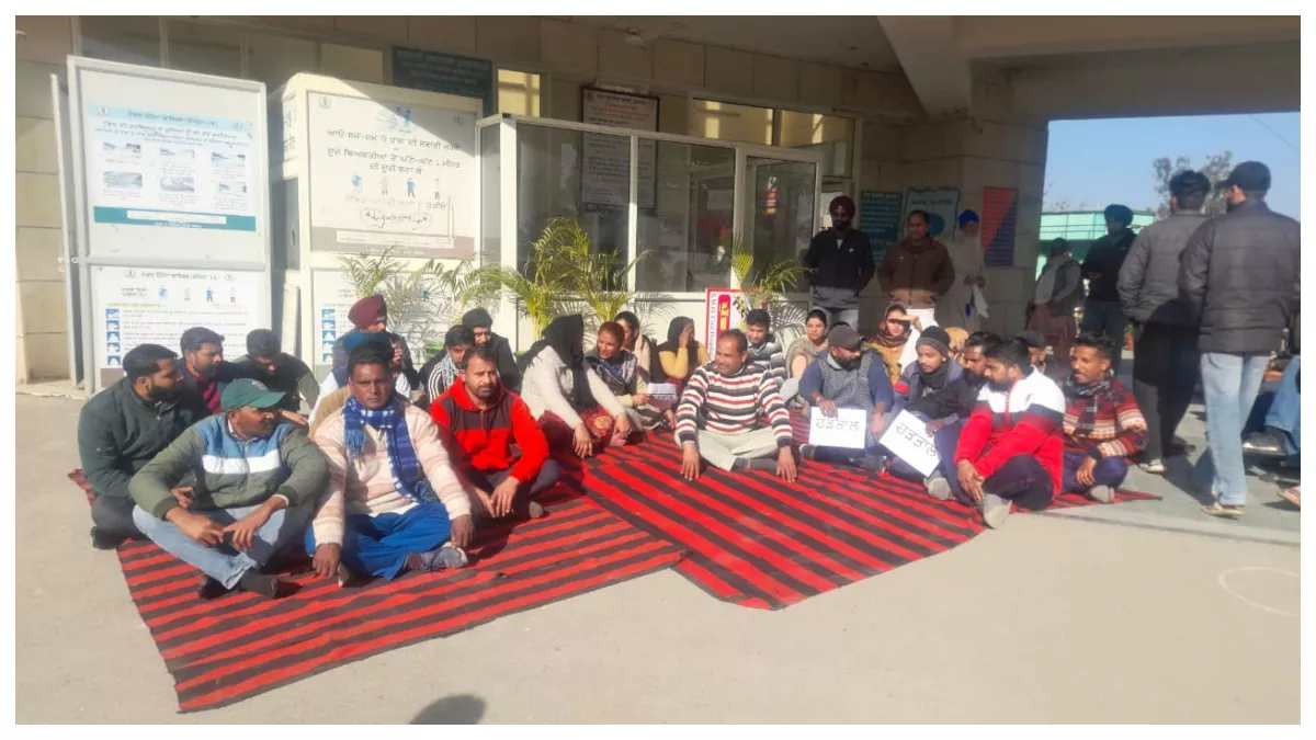 Punjab: पिछले तीन माह से वेतन न मिलने के विरोध में दो घंटे तक सिविल अस्पताल के कर्मचारियों ने की हड़ताल