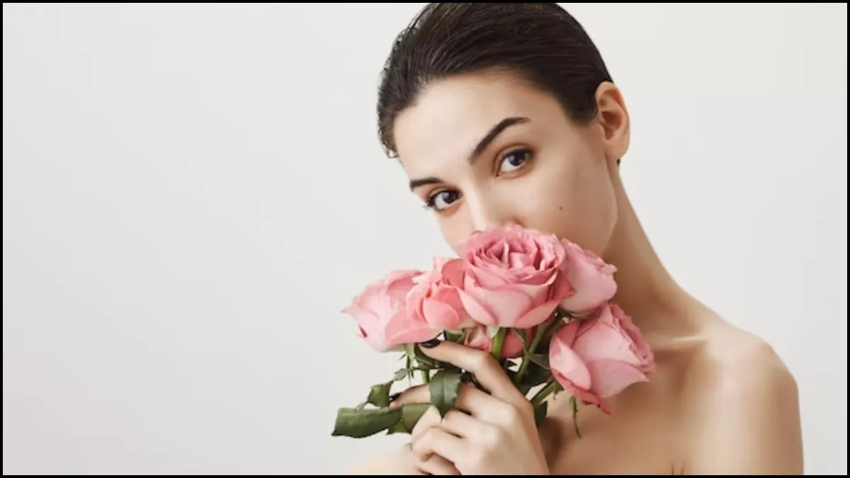 Skin Care Tips: टैनिंग और रूखी त्वचा से कम हो रही है खूबसूरती, तो गुलाब के फूलों से मिनटों में पाएं निखार