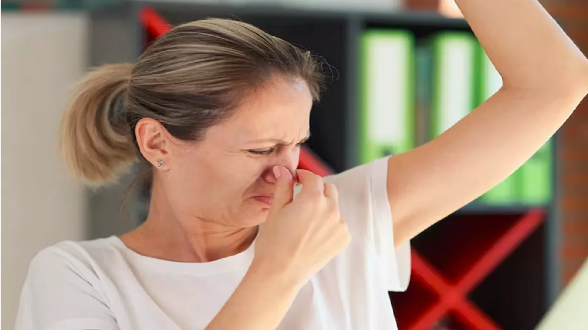 Sweating Home Remedies: क्या आप भी पसीने की बदबू से हैं परेशान, तो इन 7 चीजों का इस्तेमाल कर पाएं निदान